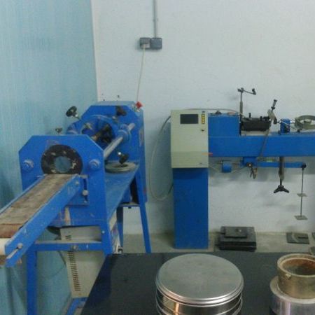 Una máquina azul está sentada en una habitación con otras máquinas.