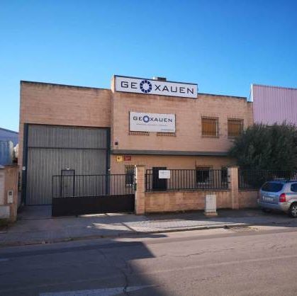 Un edificio con un cartel en la parte superior que dice geoxalien
