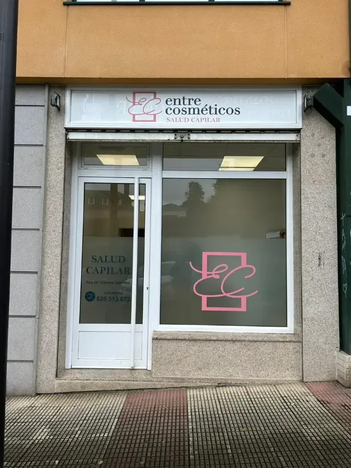 Un escaparate con marco blanco y un letrero que dice