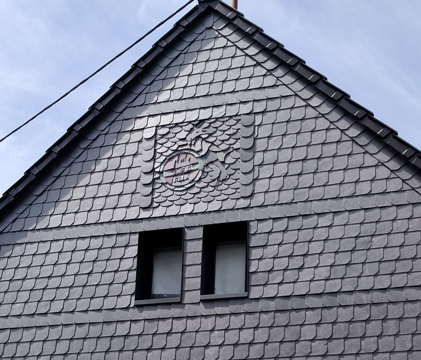 Fassade mit Schuppenabdeckung