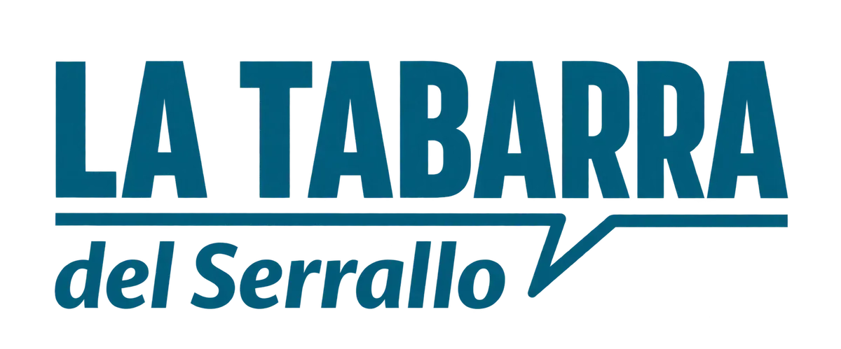 Logotipo que dice &laquo;La Tabarra del Serrallo&raquo;, en texto verde azulado y negro, con una l&iacute;nea inferior.