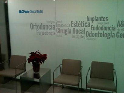 Una sala de espera con un cartel que dice implantes.