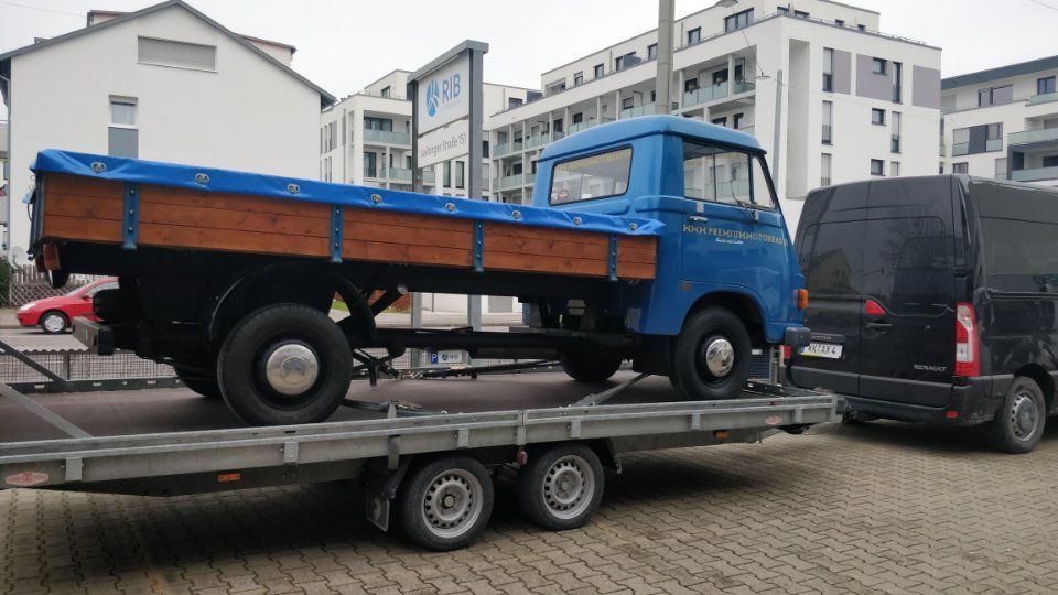 Transport eines blauen, kleinen LKWs durch AXSEI Transporte