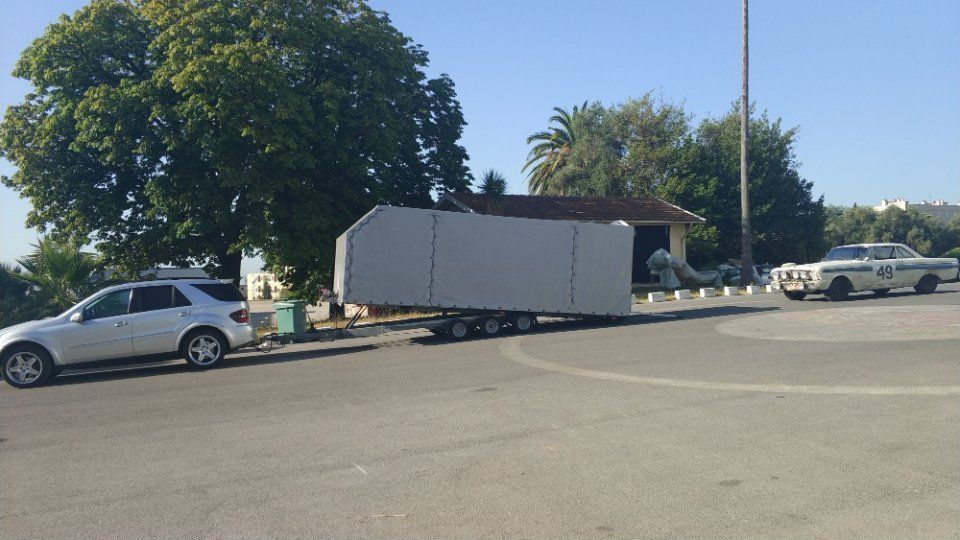 Container wird von AXSEI Transporte transportiert und vor einem Haus abgestellt