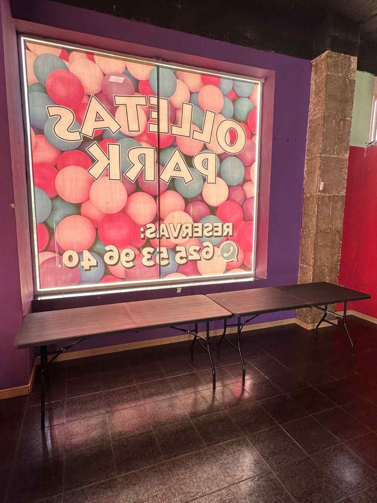 Fondo para fiesta de quinceañera con globos y un banco sobre un escenario oscuro.