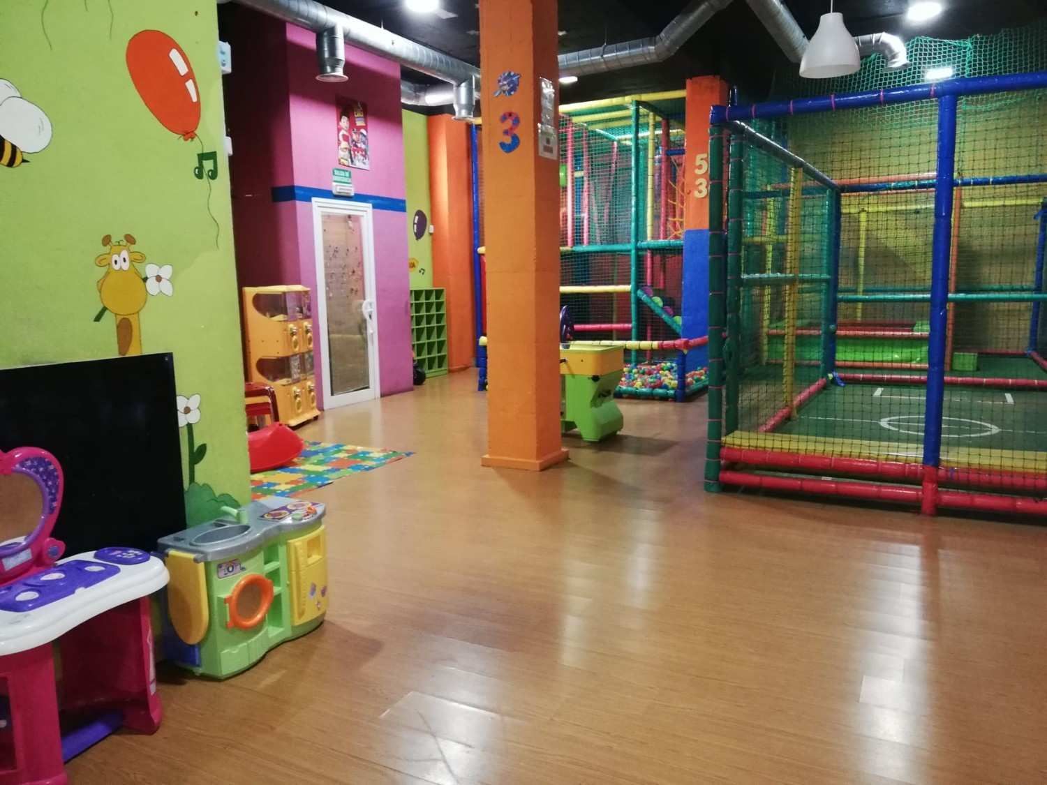 Baño pequeño y moderno con ducha de cristal e inodoro blanco suspendido.