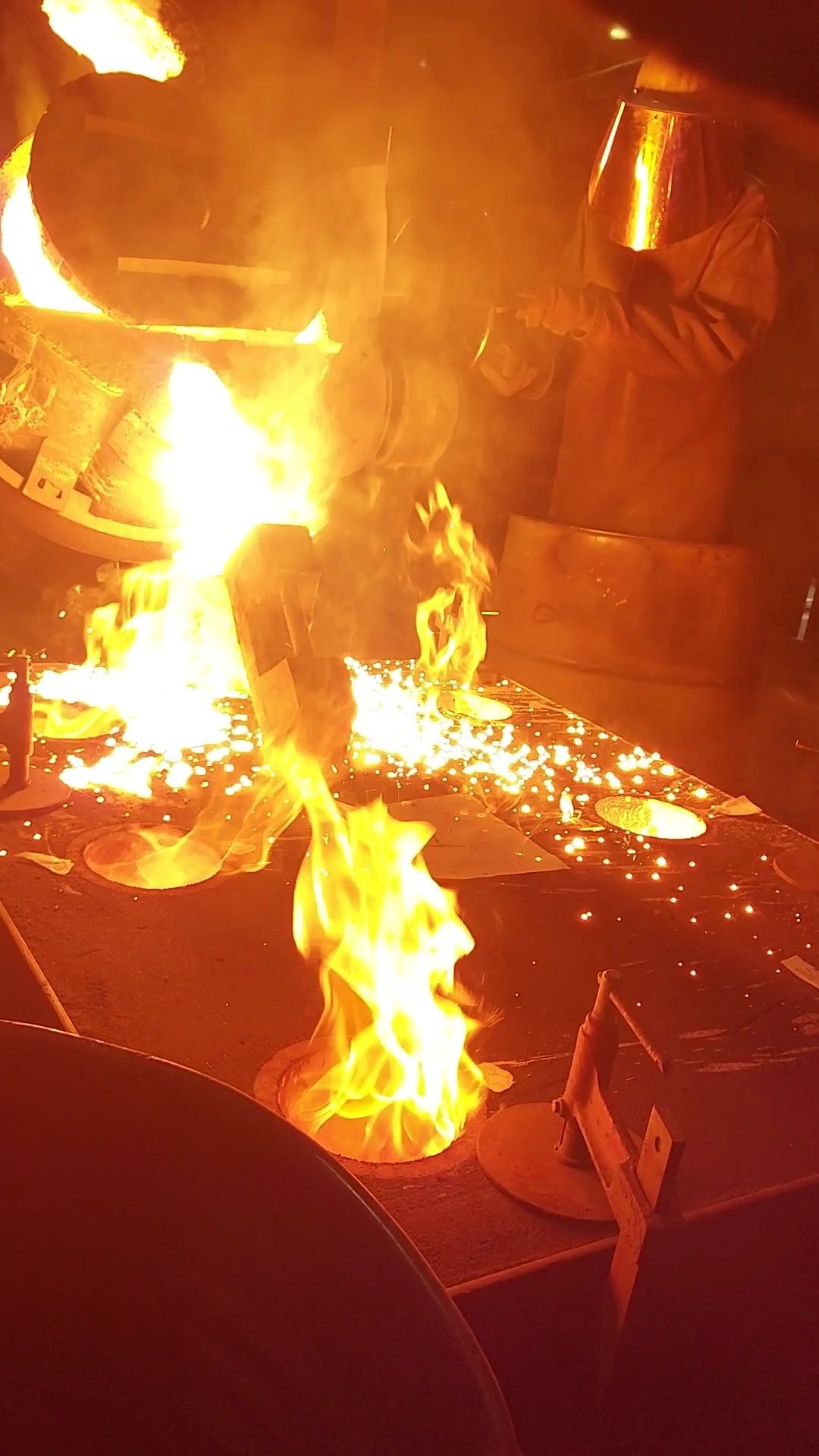 Chauffe du métal au feu