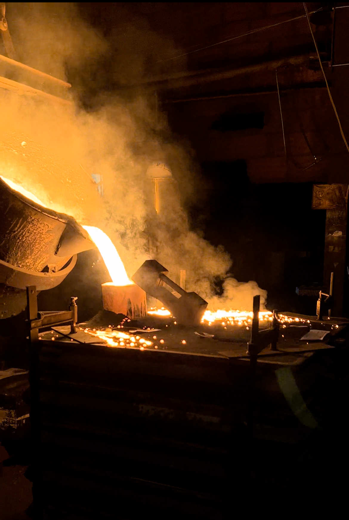 Métal brûlant versé depuis une cuve