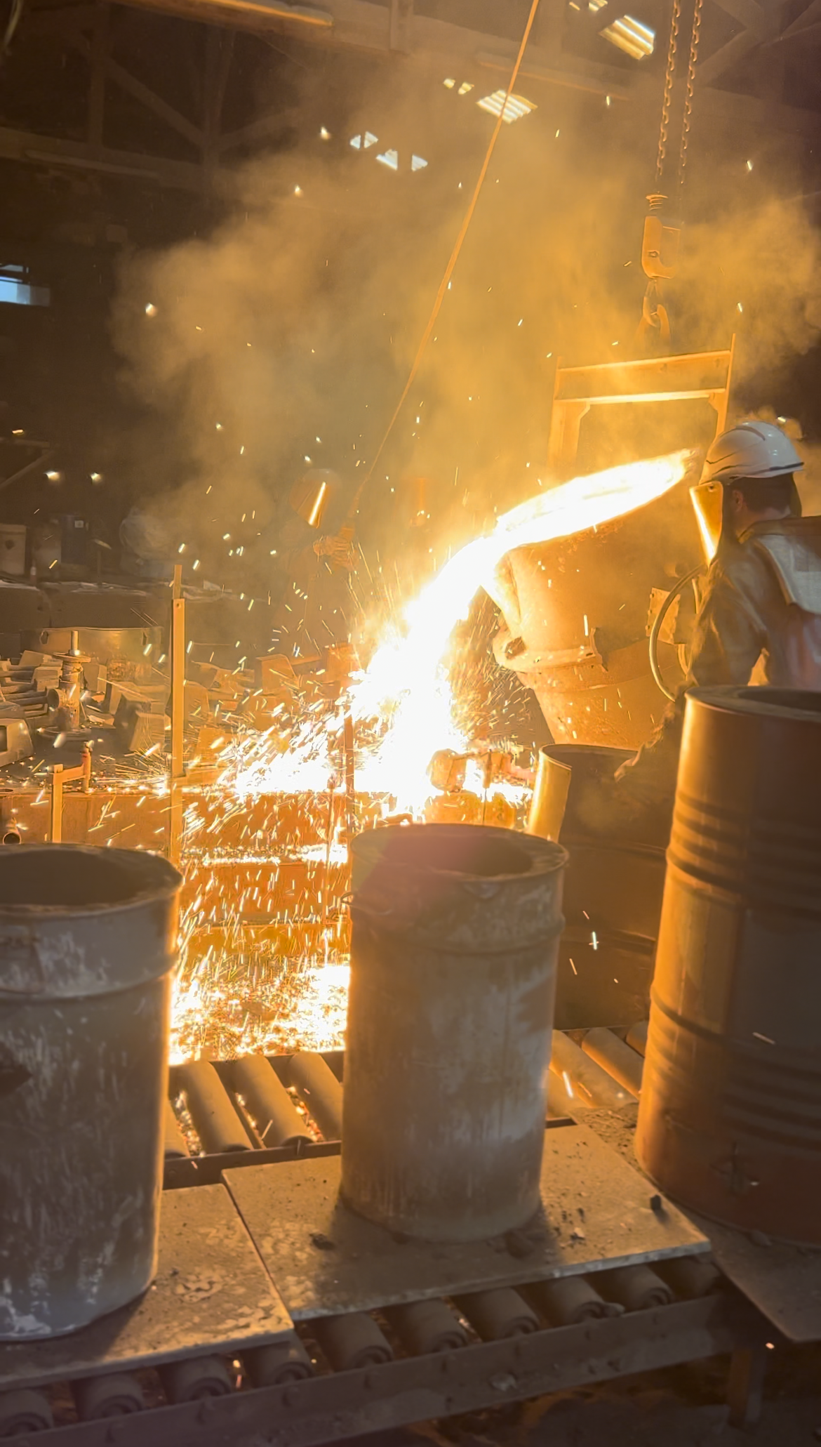 Salarié manipulant le métal en fusion