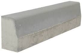 Un primer plano de un bordillo de hormigón sobre un fondo blanco.