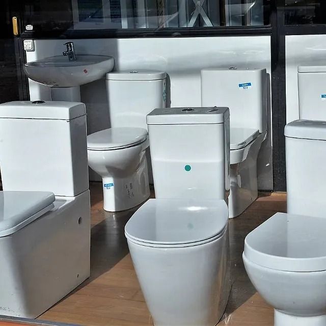 Una exhibición de inodoros y lavabos en una tienda