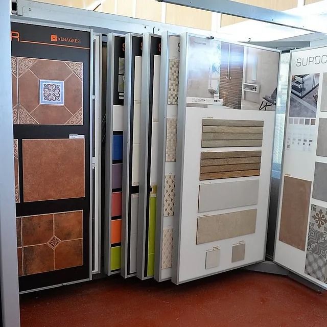 Una exhibición de azulejos y un cartel que dice 'pizarra'