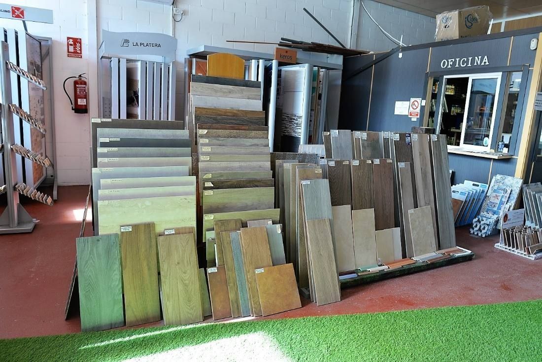 Una tienda llena de muchos azulejos y un extintor de incendios.