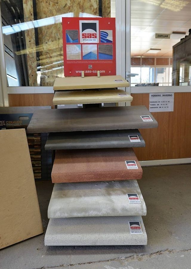 Una exhibición de varios tipos de encimeras en una tienda.