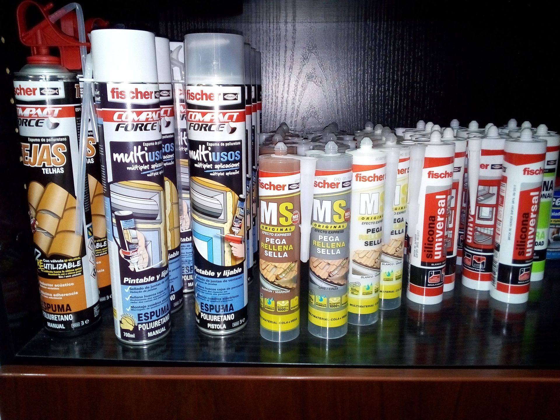 Un estante lleno de varios tipos de espuma y silicona.