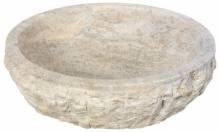 Un primer plano de un cuenco de piedra sobre un fondo blanco.