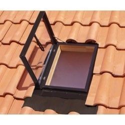 Un tragaluz está situado encima de un techo de tejas.