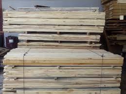 Una pila de tablas de madera colocadas una encima de otra en una habitación.