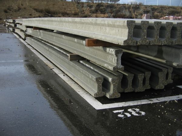 Una pila de bloques de hormigón en un estacionamiento con el número 38 pintado en el suelo.