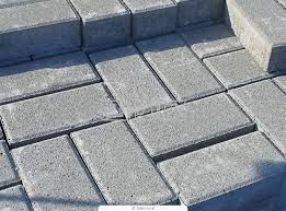 Un primer plano de una pila de adoquines de hormigón en una acera.