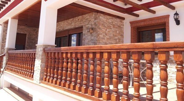 Una barandilla de madera en el lateral de un edificio