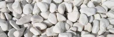 Una pila de rocas blancas colocadas una encima de otra sobre una mesa.