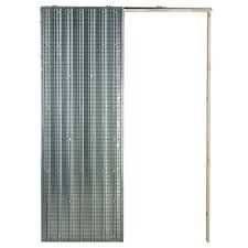 Una puerta corrediza de metal con marco de madera sobre un fondo blanco.