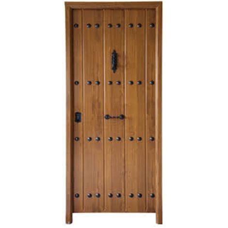 Una puerta de madera con un tirador negro sobre un fondo blanco.