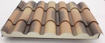 Un primer plano de un techo de tejas sobre una superficie blanca.