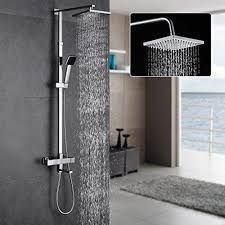 Un cabezal de ducha está colgado en una pared en un baño al lado de una ventana.