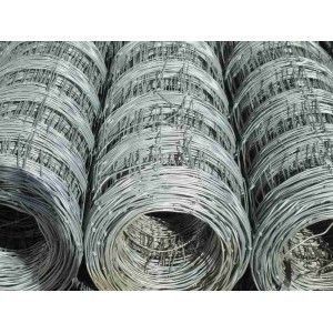 Tres rollos de alambre de púas se apilan uno encima del otro.