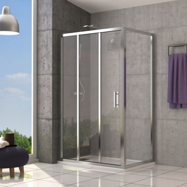 Un baño con una puerta de ducha corrediza de cristal.