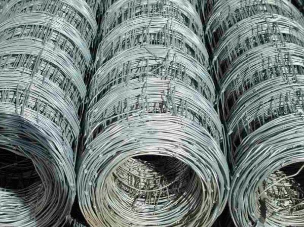 Un montón de rollos de alambre de púas se apilan uno encima del otro.