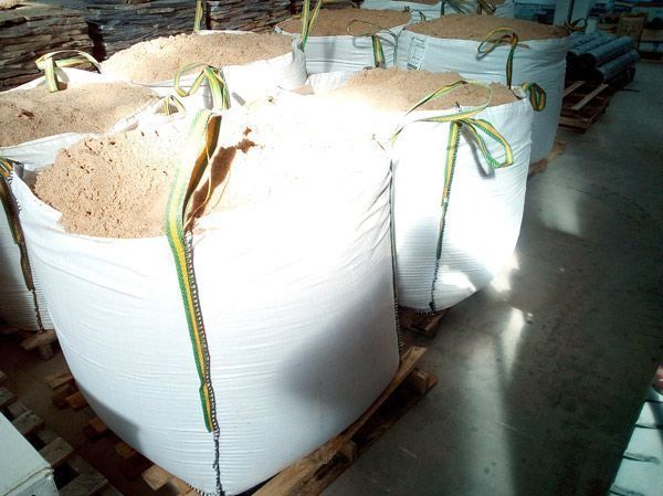 Un montón de bolsas de arena están sobre paletas.