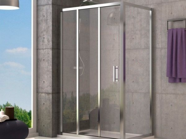 Un baño con una puerta de ducha corrediza de cristal.