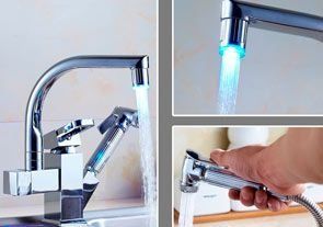 Una persona sostiene un grifo con una luz.