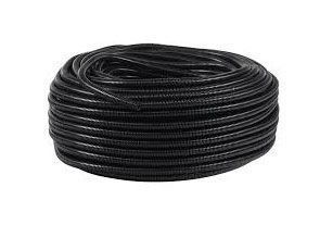 Una bobina de manguera negra sobre un fondo blanco.