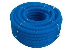 Una manguera azul se apila una encima de otra sobre un fondo blanco.