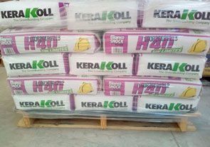 Un palé de madera lleno de bolsas de kerakoll.