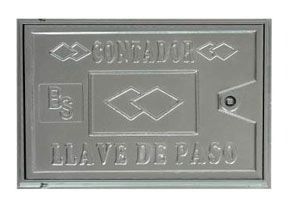 Un primer plano de una placa de metal con las palabras 