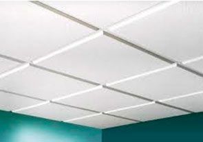 Un techo de azulejos blancos en una habitación con paredes verdes.