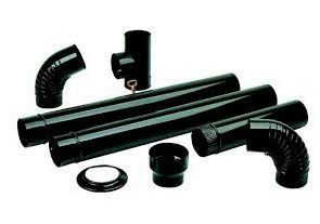 Un montón de tubos y accesorios negros sobre un fondo blanco.