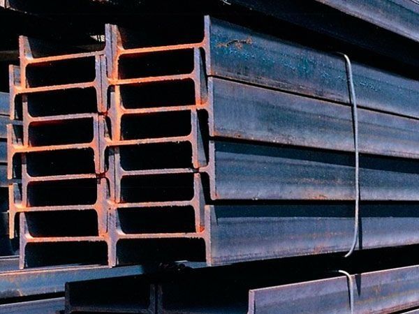 Una pila de vigas de acero apiladas una encima de otra