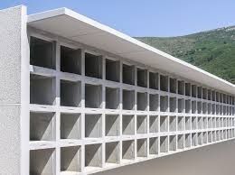 Un edificio grande con muchos agujeros cuadrados.