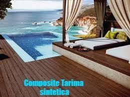 Hay una piscina en el medio de la habitación.