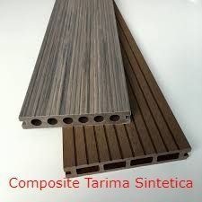 Dos tablas de terraza compuestas se colocan una encima de otra sobre una superficie blanca.