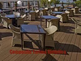 Un restaurante con mesas y sillas en una terraza de madera.