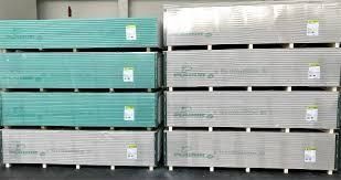 Un montón de paletas apiladas una encima de otra en un almacén.