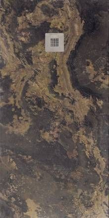 Un primer plano de una losa de mármol con un agujero cuadrado en el medio.