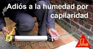 Hombre manipulando una herramienta para aplicar un producto de capilaridad para humedades